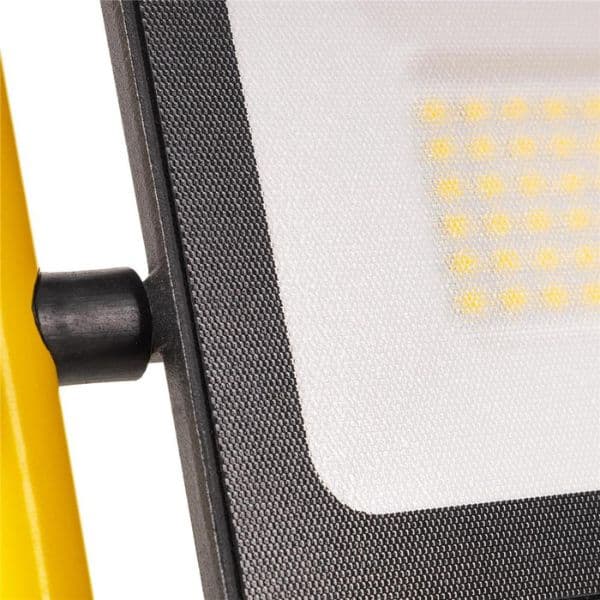 Prémiový přenosný LED reflektor 30W 3000lm, denní, do zásuvky, mlžné sklo, 3 roky - náhled 5