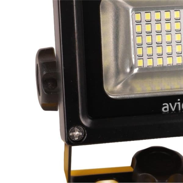 Přenosný USB nabíjecí LED reflektor 10W 800lm, denní, stmívatelný vypínačem, 3 roky záruka - náhled 3